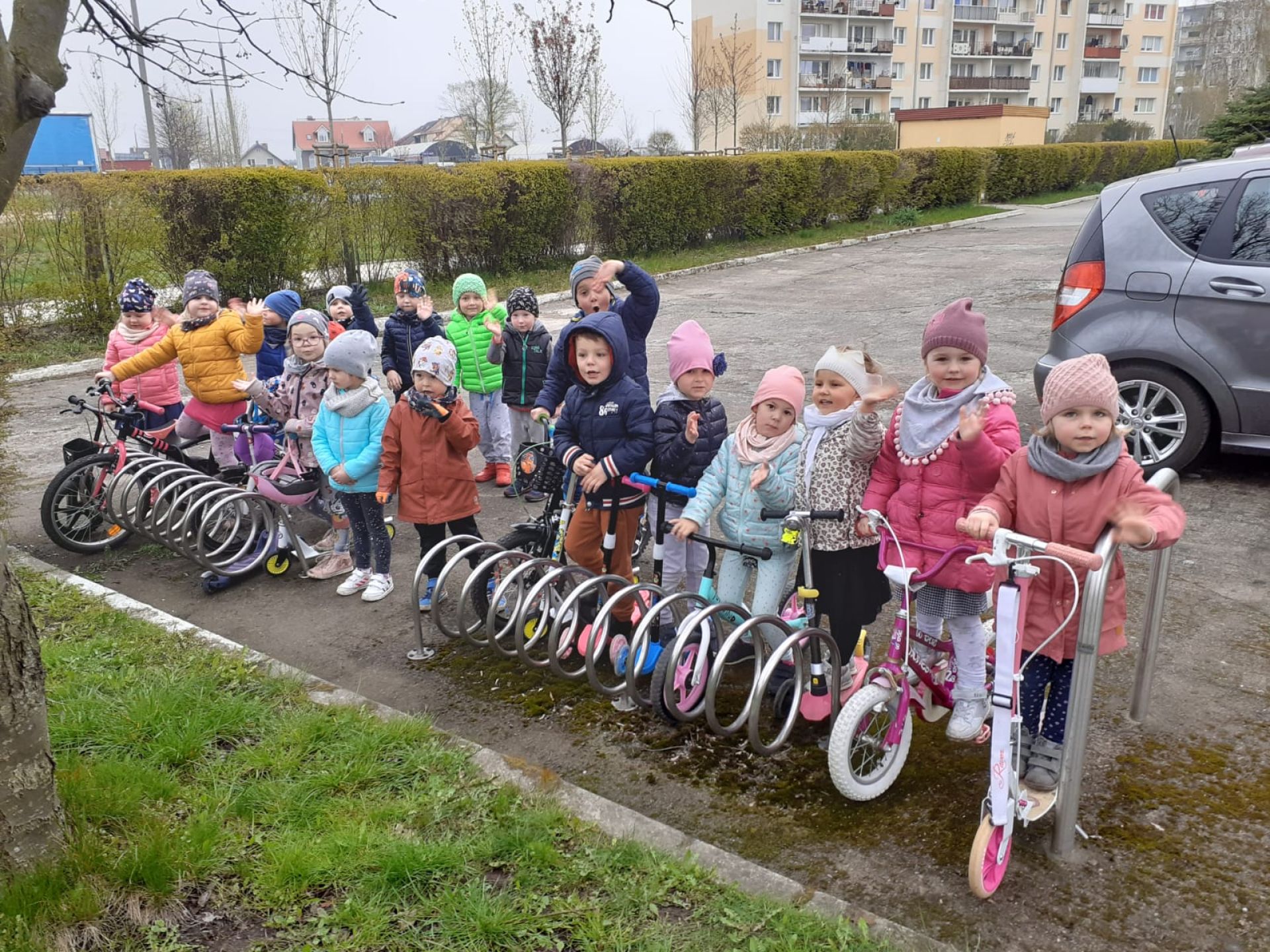 Dzieci z rowerkami i hulajnogami 