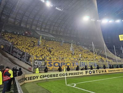 Kibice Arki Gdynia na Derbach Trójmiasta w Gdańsku
