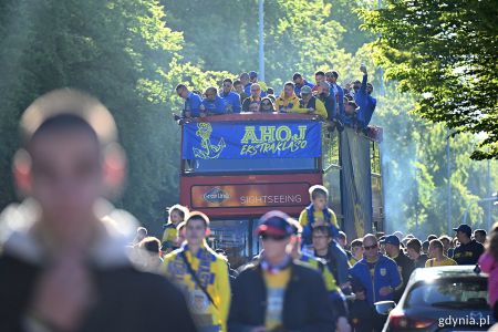 autobus jadący w stronę miasta