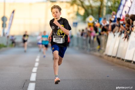 Biegnący zawodnik podczas Nocnego Biegu Świętojańskiego z Decathlon w Gdyni