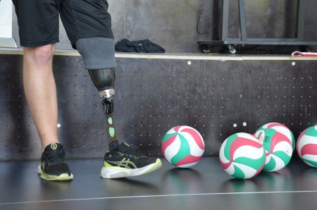 Proteza nogi sportowca z niepełnospawnościami i piłki do piłki siatkowej