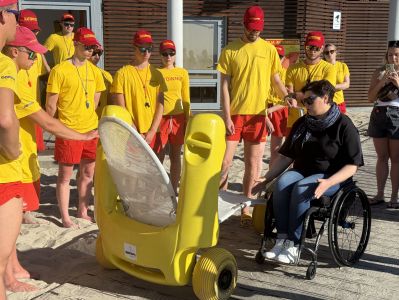 Osoby z niepełnosprawnościami ruchowymi na wózkach inwalidzkich oraz gdyńscy ratownicy wodni podczas szkolenia