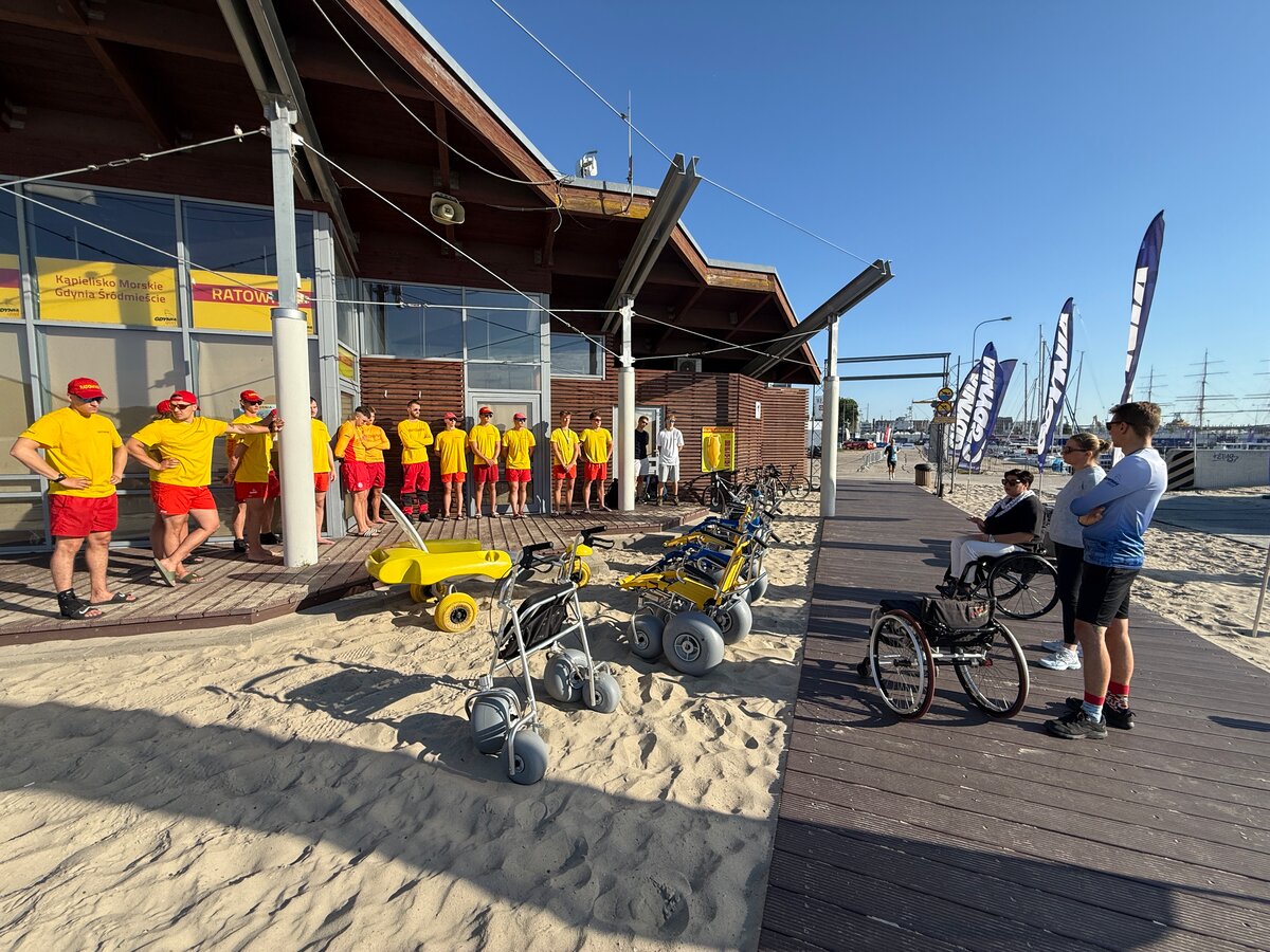 Dostępna plaża zaczyna się od ludzi. Gdyńscy ratownicy gotowi do sezonu