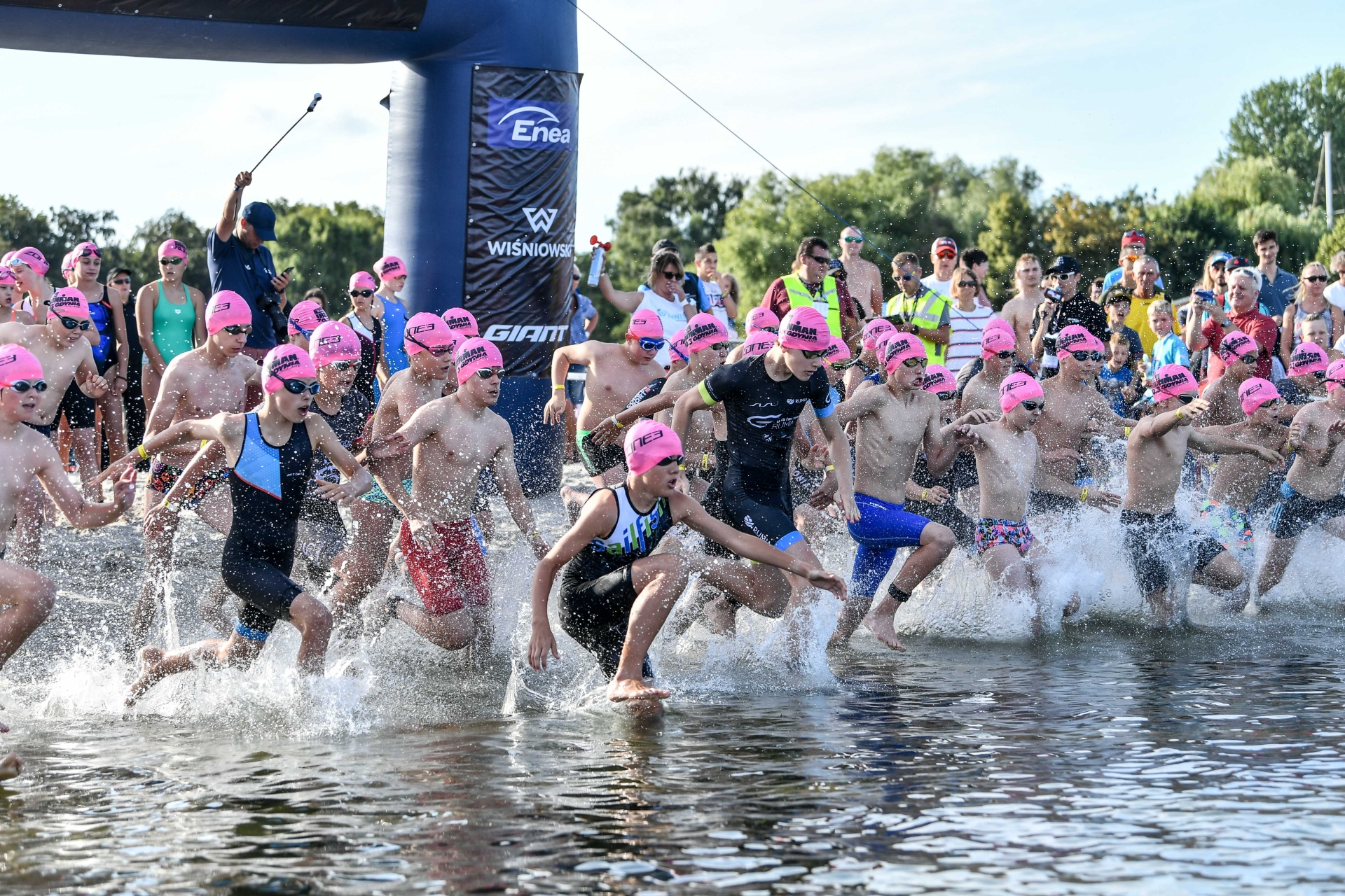 młodzi na starcie wbiegajacy do wody podczas Aquatlonu Gdynia na finiszu dopingowani przez kibiców