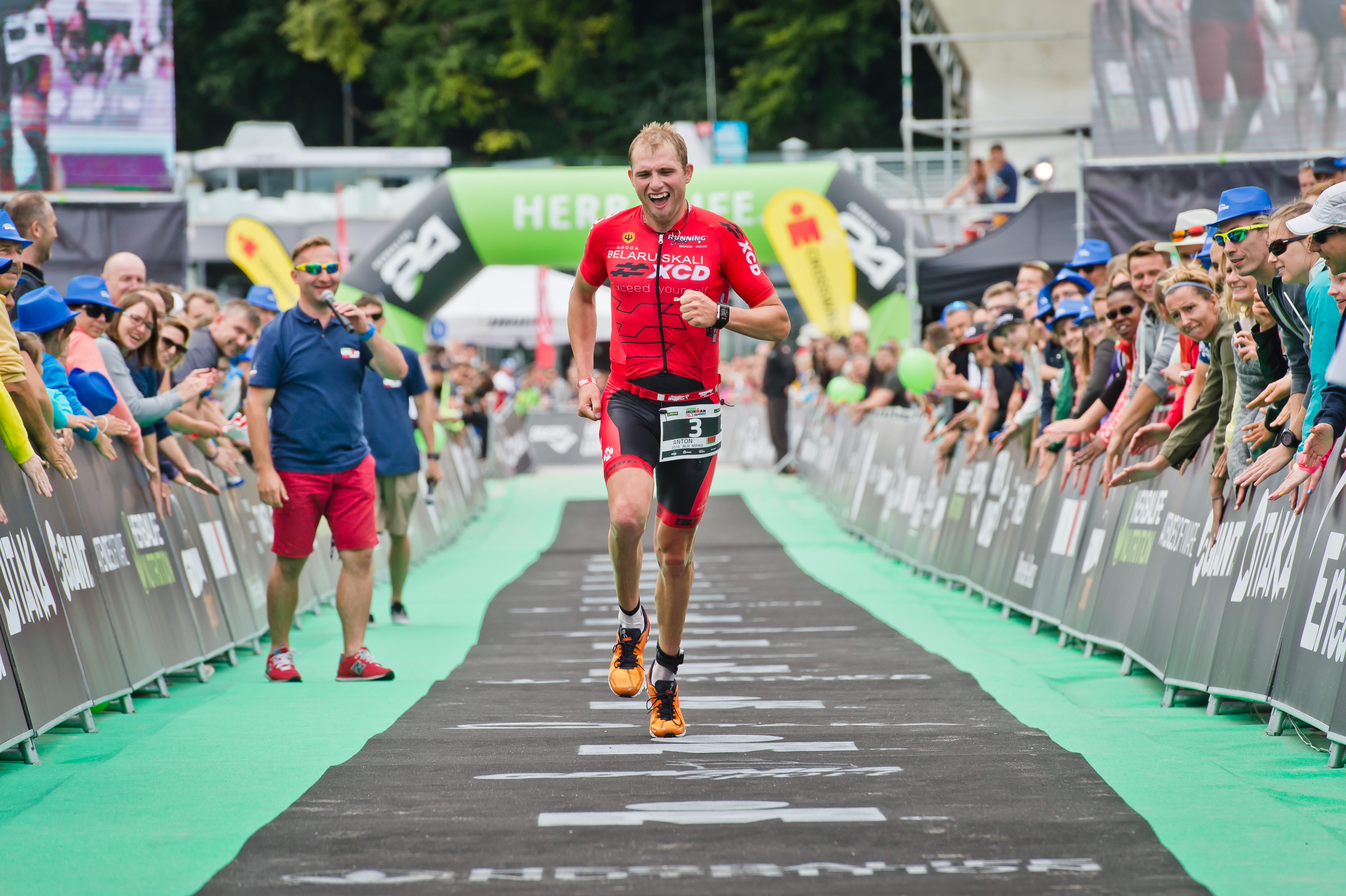Finiszujący Anton Blokhin podczas Ironman Gdynia