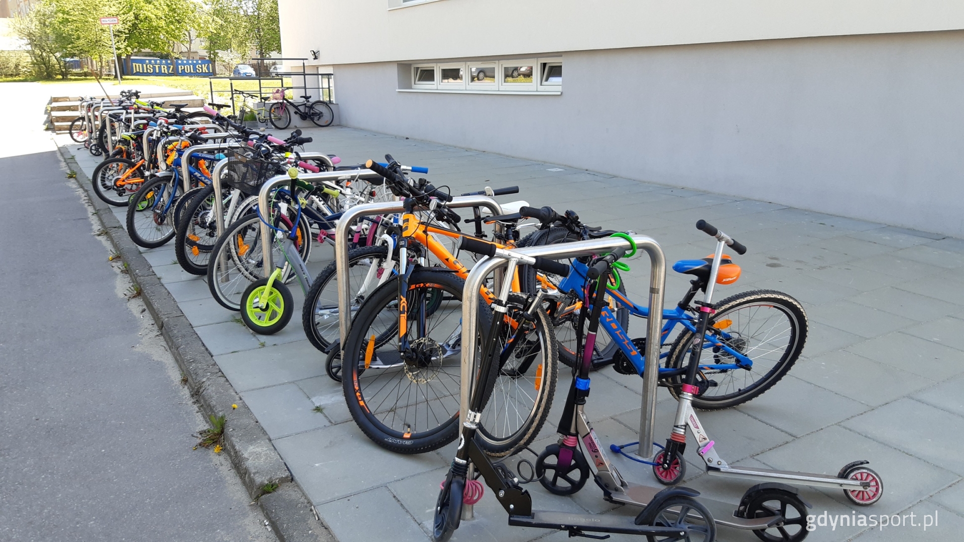 parking rowerowy przed szkołą z rowerami