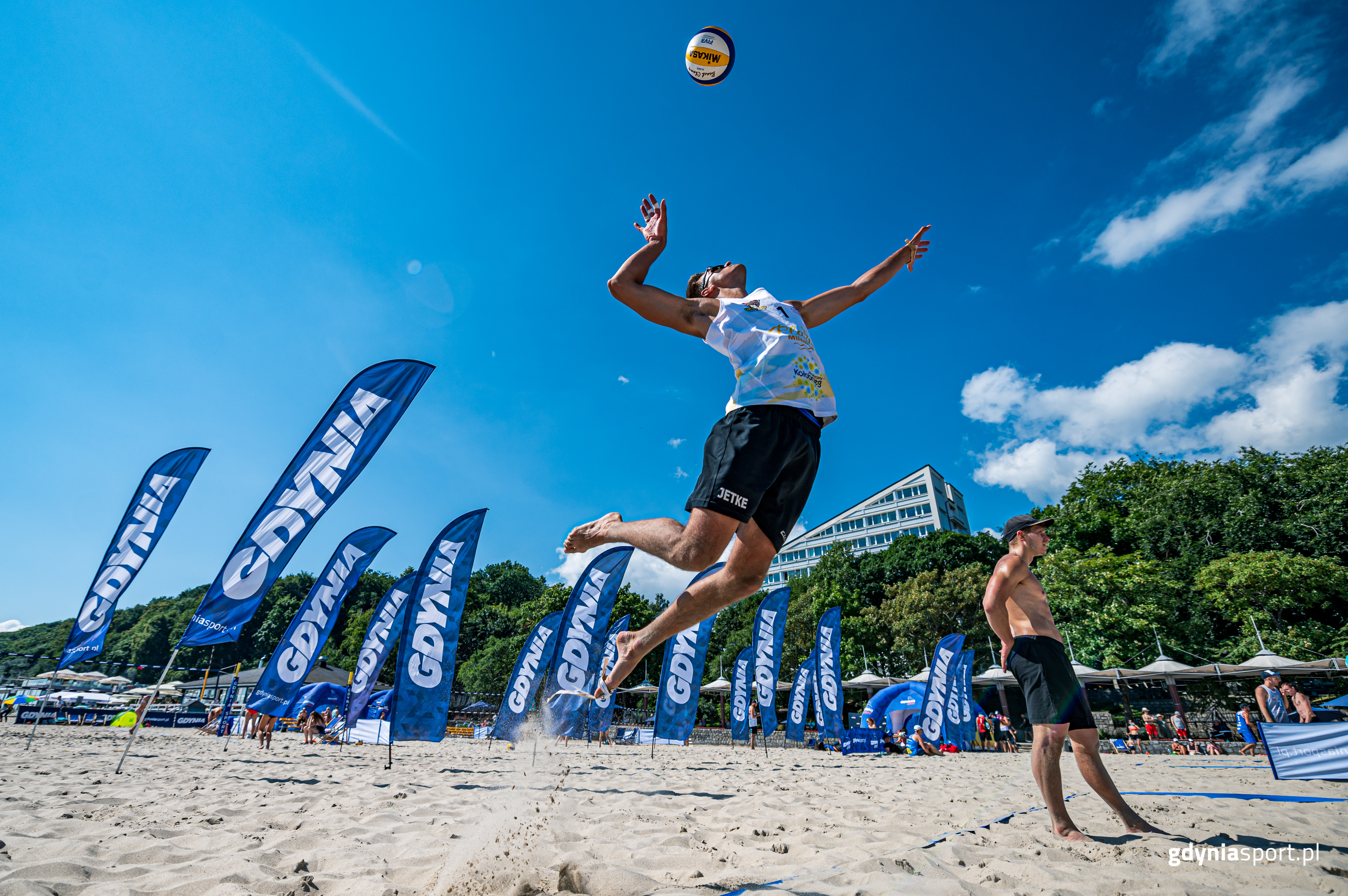 zawodnik podczas ścinania koszulki