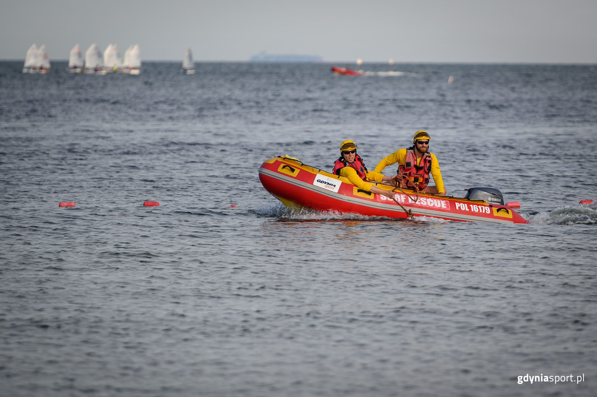 ratownicy na wodzie na łodzi