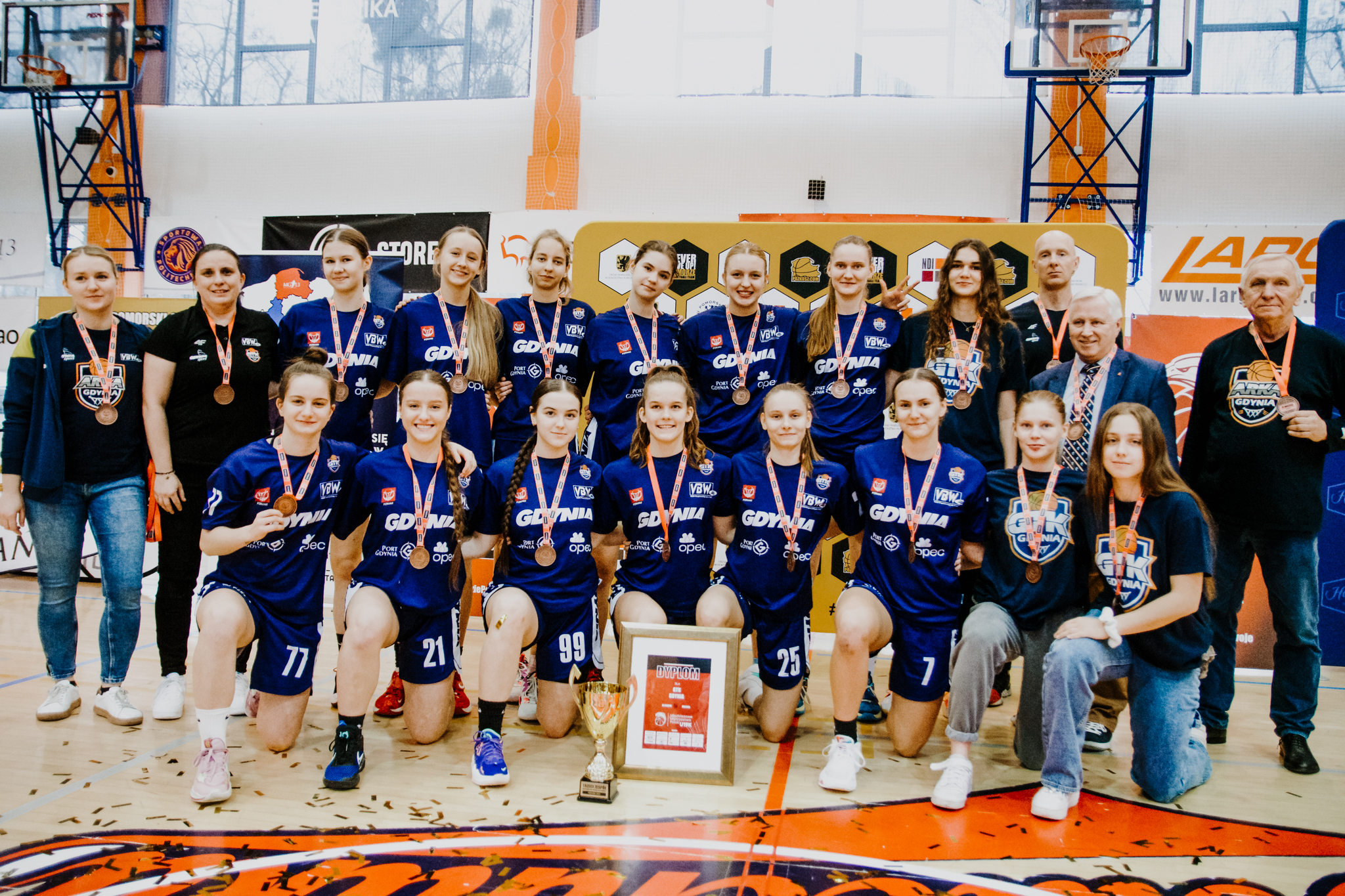 zwycięskie koszykarki - zdjęcie grupowe