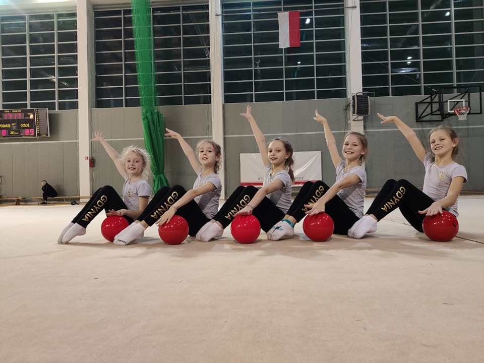 młode gimnastyczki z piłkami
