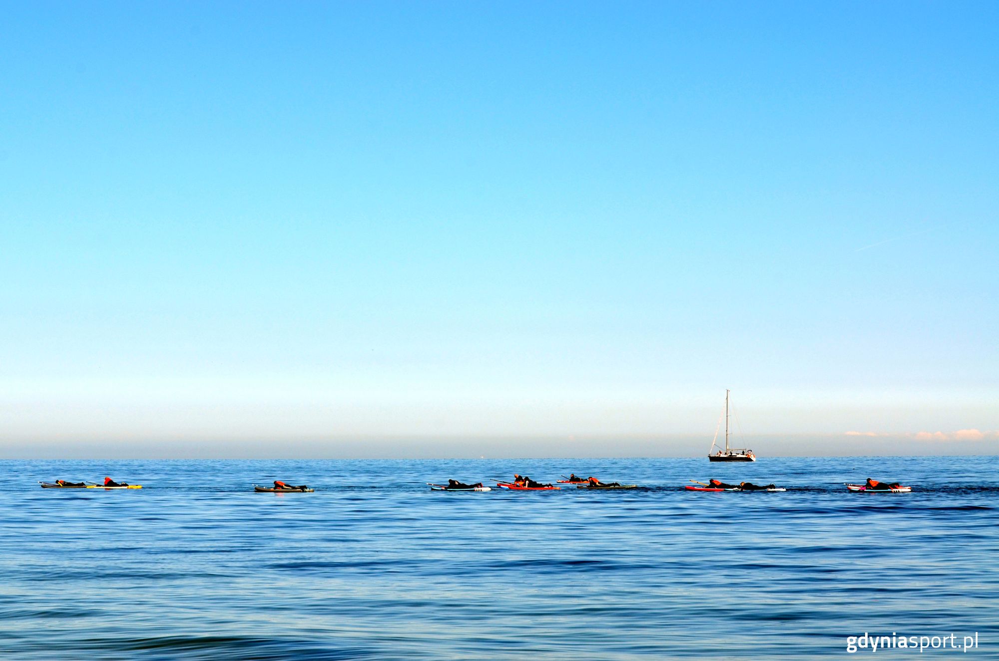 uczestnicy szkolenia na wodzie