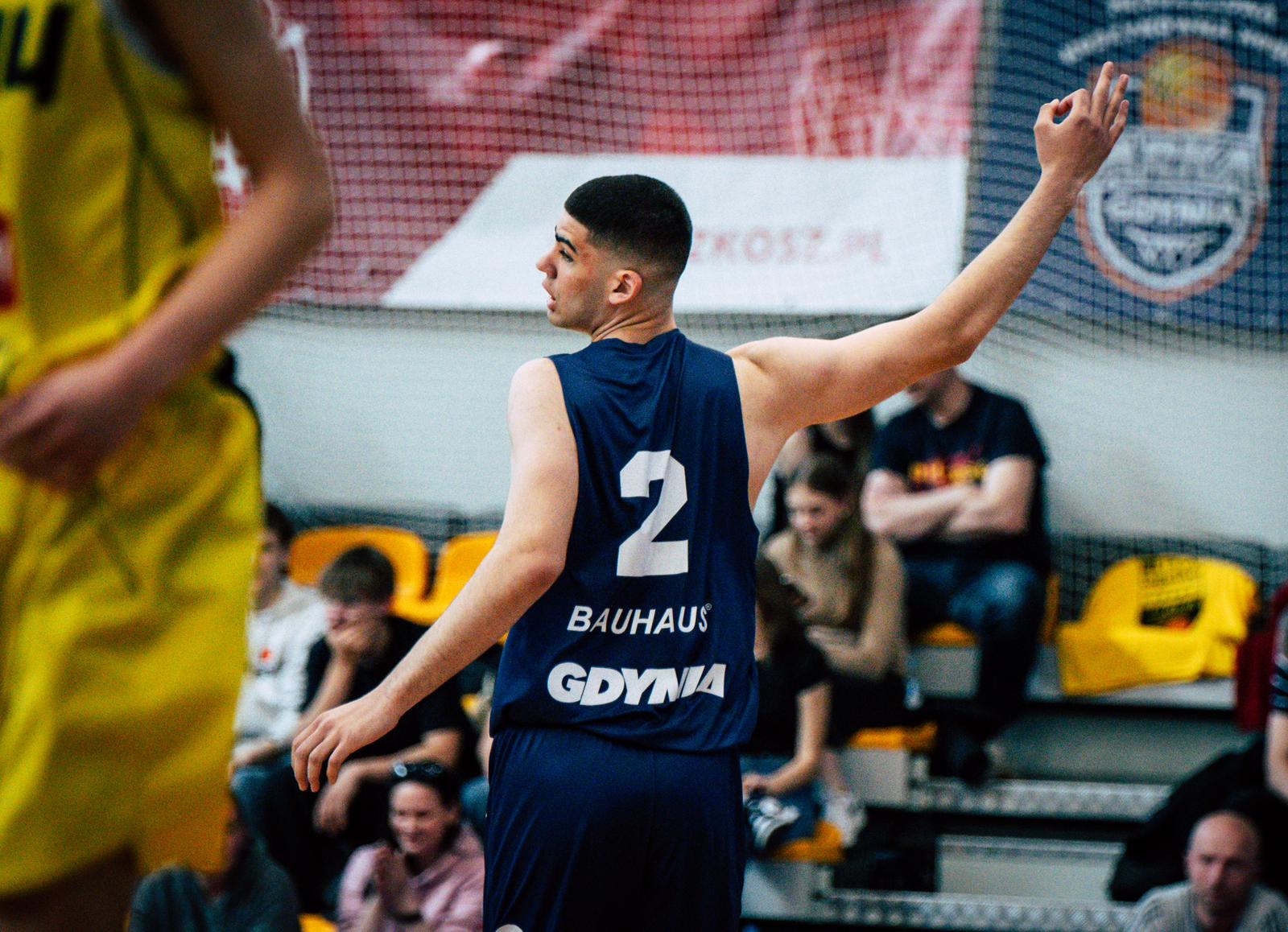 zawodnik GAK w trakcie gry z ręką w górze