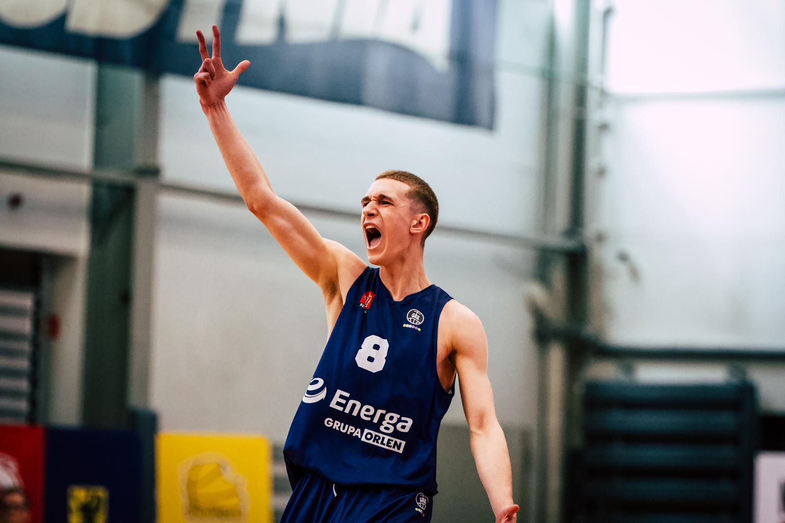 zawodnik GAK z ręką w górze ekspresyjnie cieszący się po zdobytym koszu