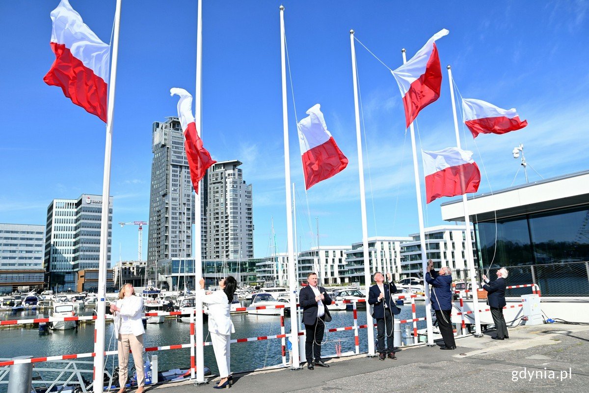 flagi Polski wciągnięte w marinie
