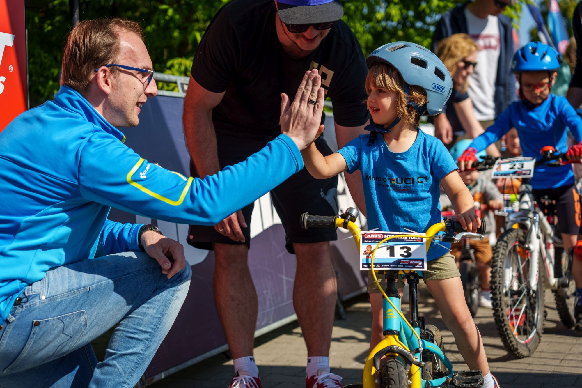 Jakub Ubych przybija piątkę dziecku wjeżdżającemu na trasę