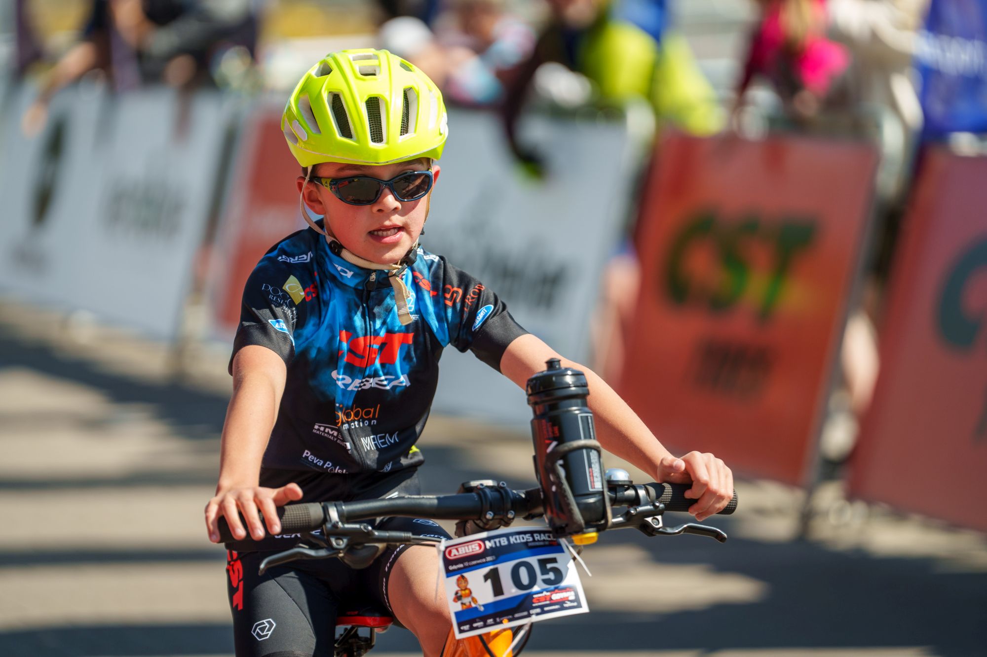 młody zawodnik na trasie
