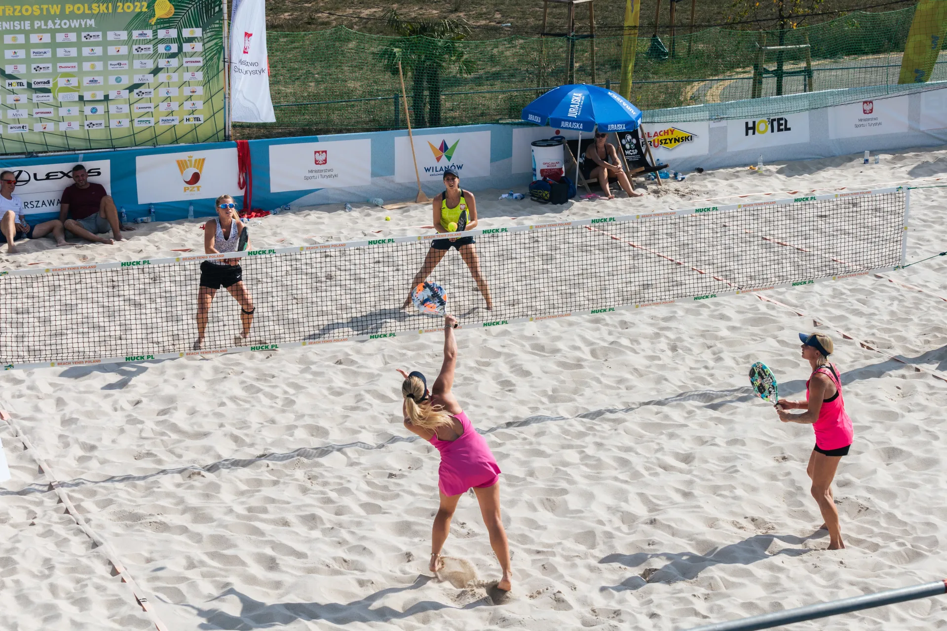 zawodnicy podczas meczu tenisa plażowego