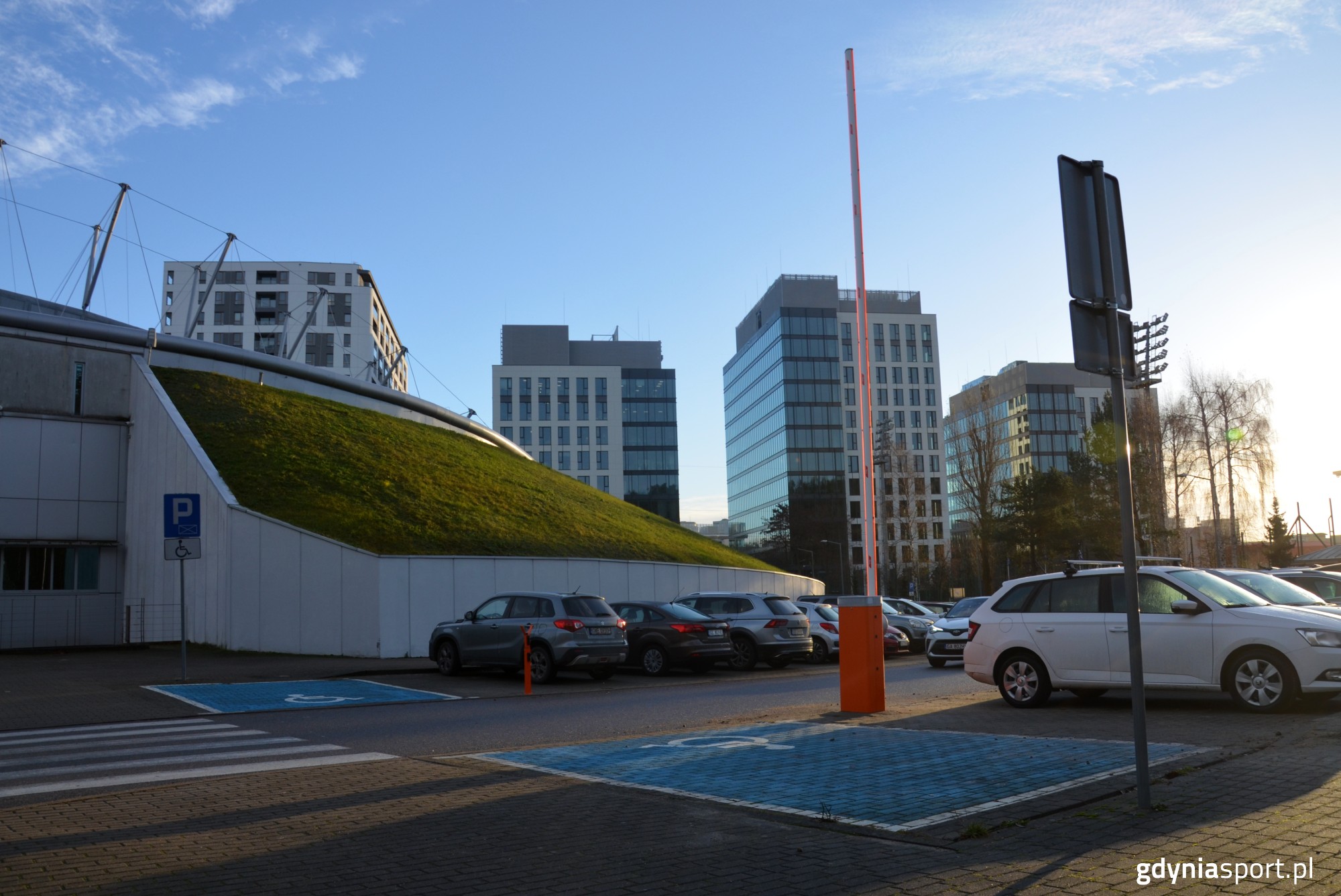 Szlabany przy Polsat Plus Arenie Gdynia fot. M. Urbaniak