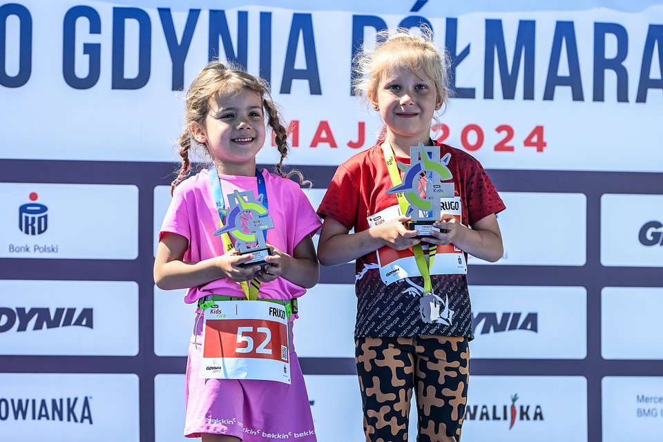 dwie młode zawodniczki na podium