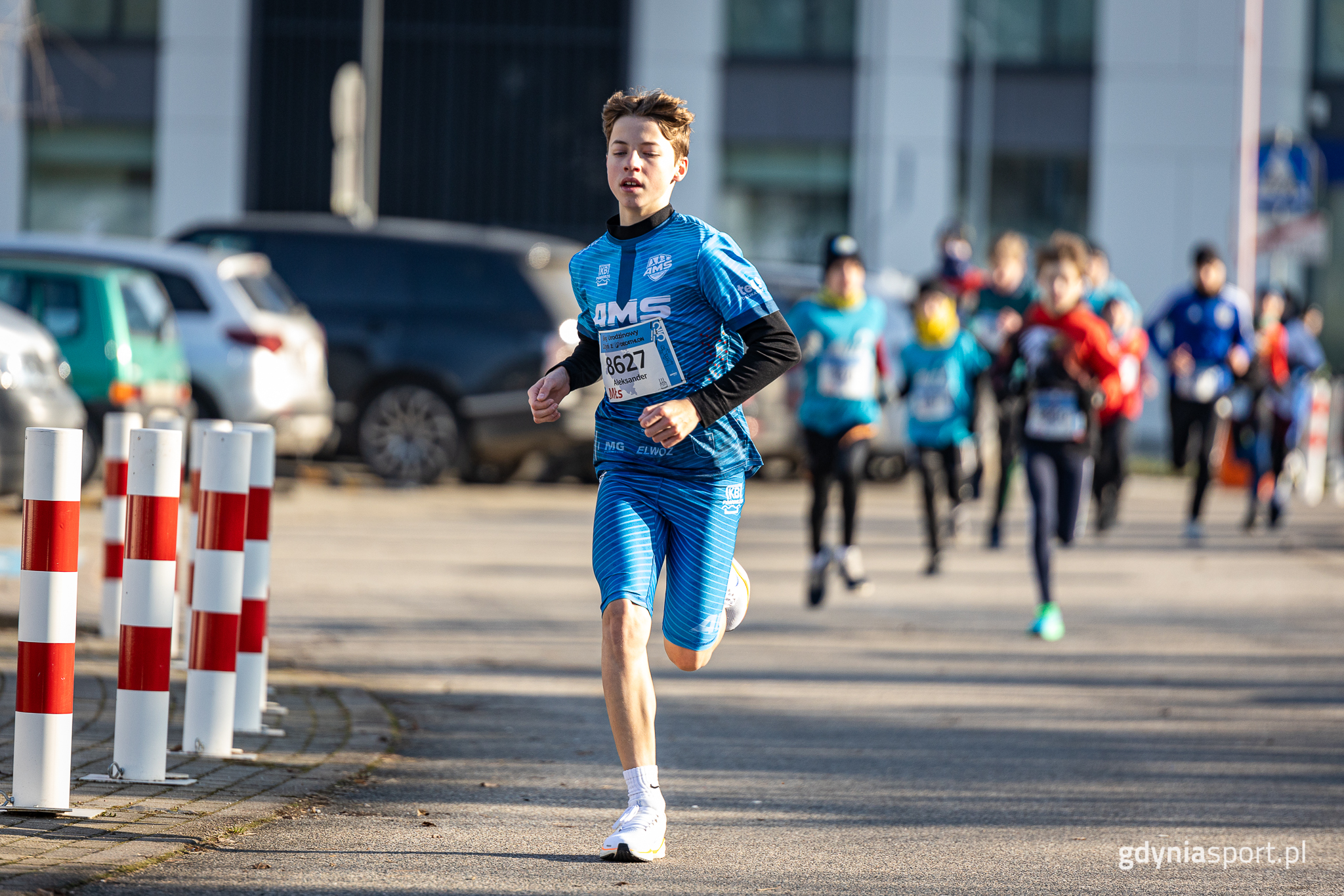 młodzi zawodnicy w trakcie biegu