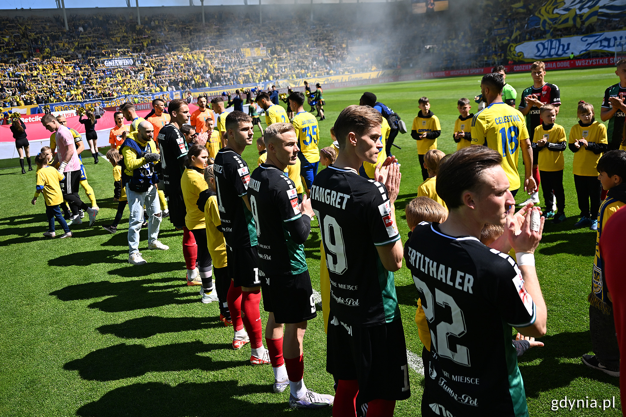 szpaler piłkarzy gości