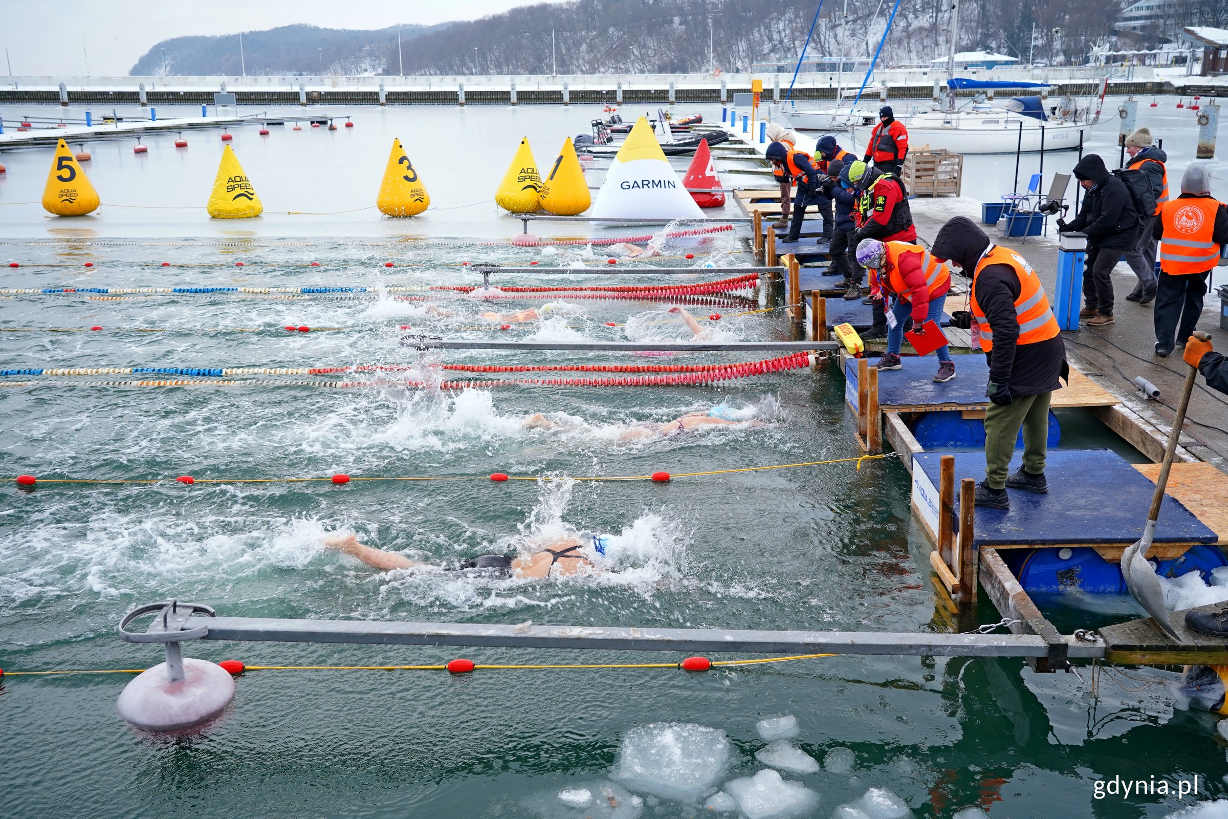 Podczas zawodów trzeba było regularnie usuwać kre z miejsca rywalizacji (fot. M. Czernek)