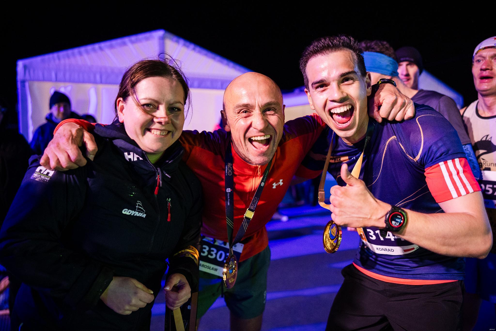 Prezydent Gdyni dopingoała zawodników na starcie i gratulowała im na mecie (fot. Karol Stańczak dla Gdynia.pl)