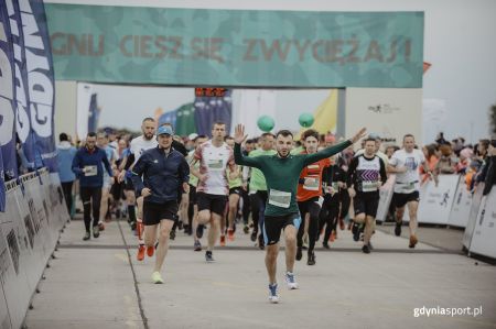 Start zawodników do biegu ulicznego
