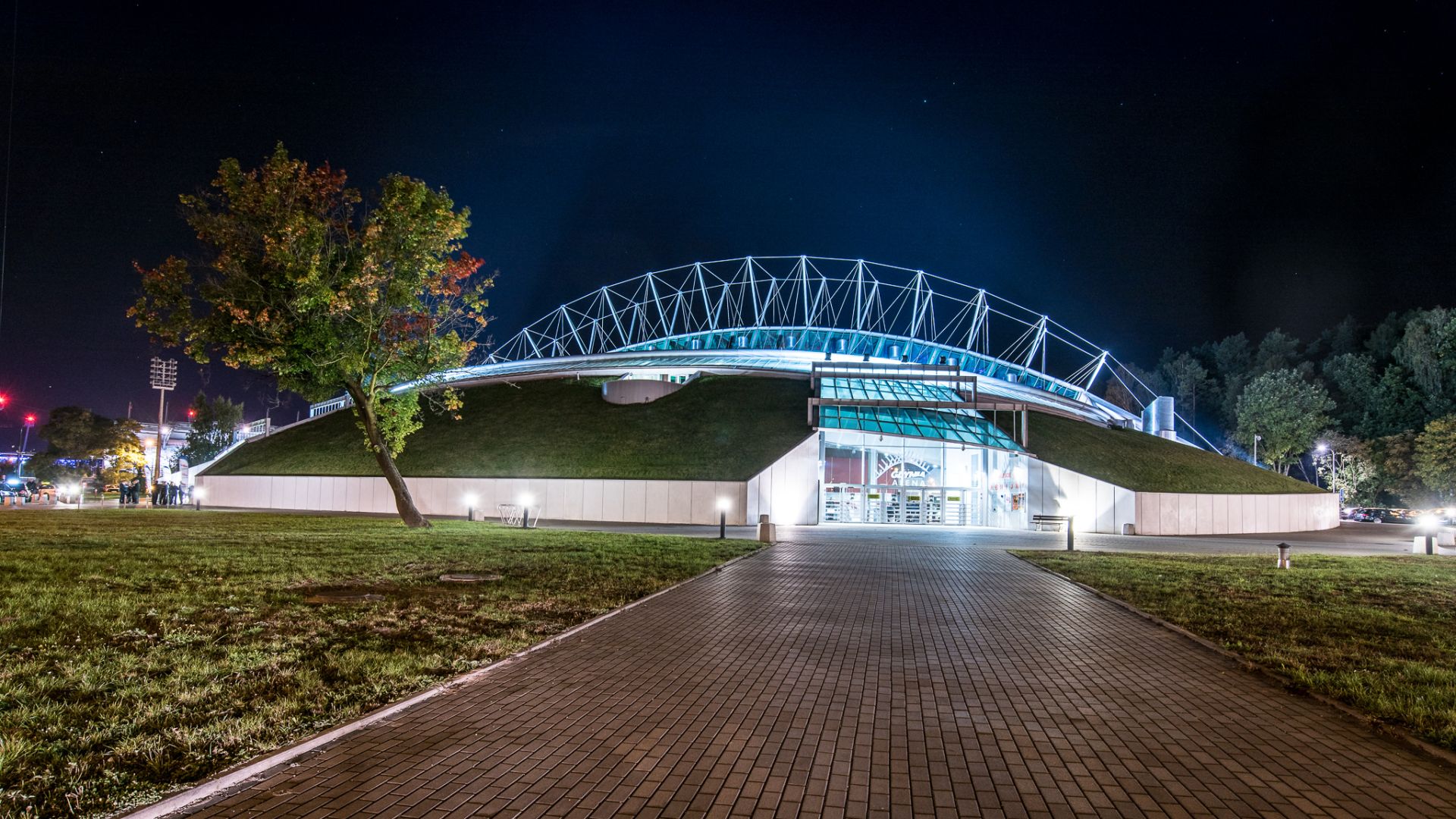 podświetlona hala Polsat Plus Arena Gdynia zewnątrz nocą 