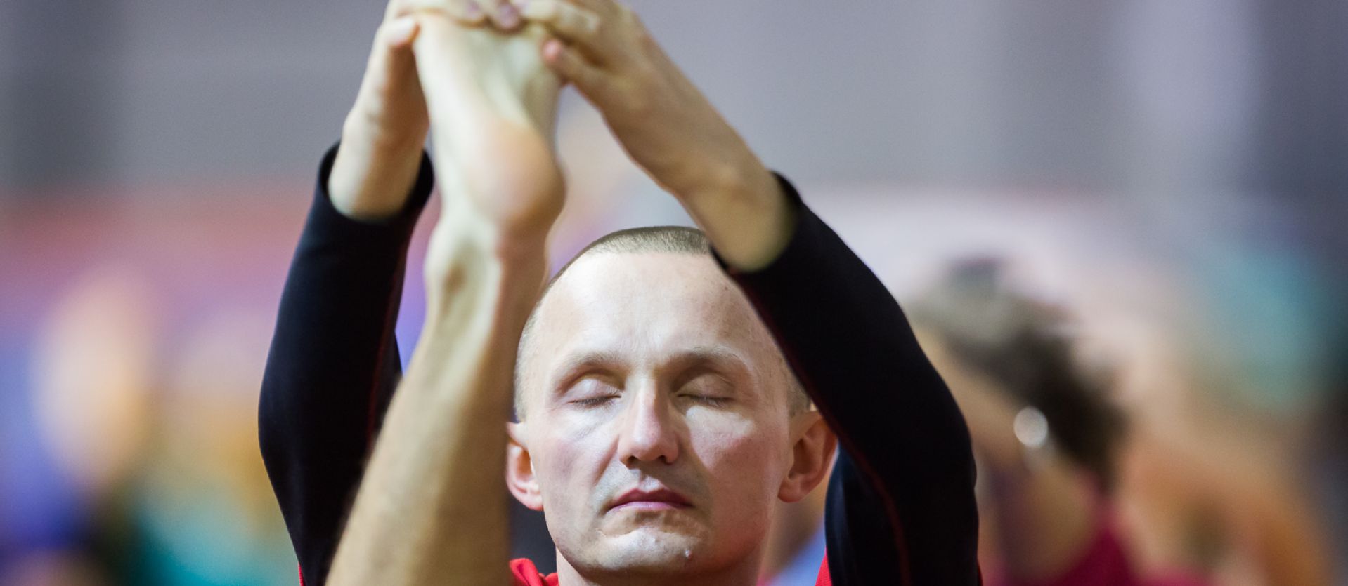 człowiek uprawiający jogę
