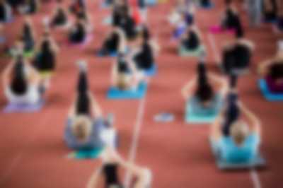 Osoby ćwiczące jogę na zajęciach Gdyńskiego Poruszenia
