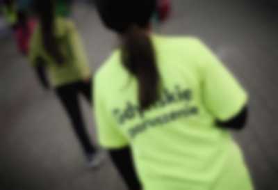 Dziewczynka w koszulce Gdyńskiego Poruszenia
