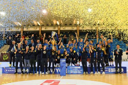 Koszykarki Arki Gdynia świętujące zdobycie Pucharu Polski