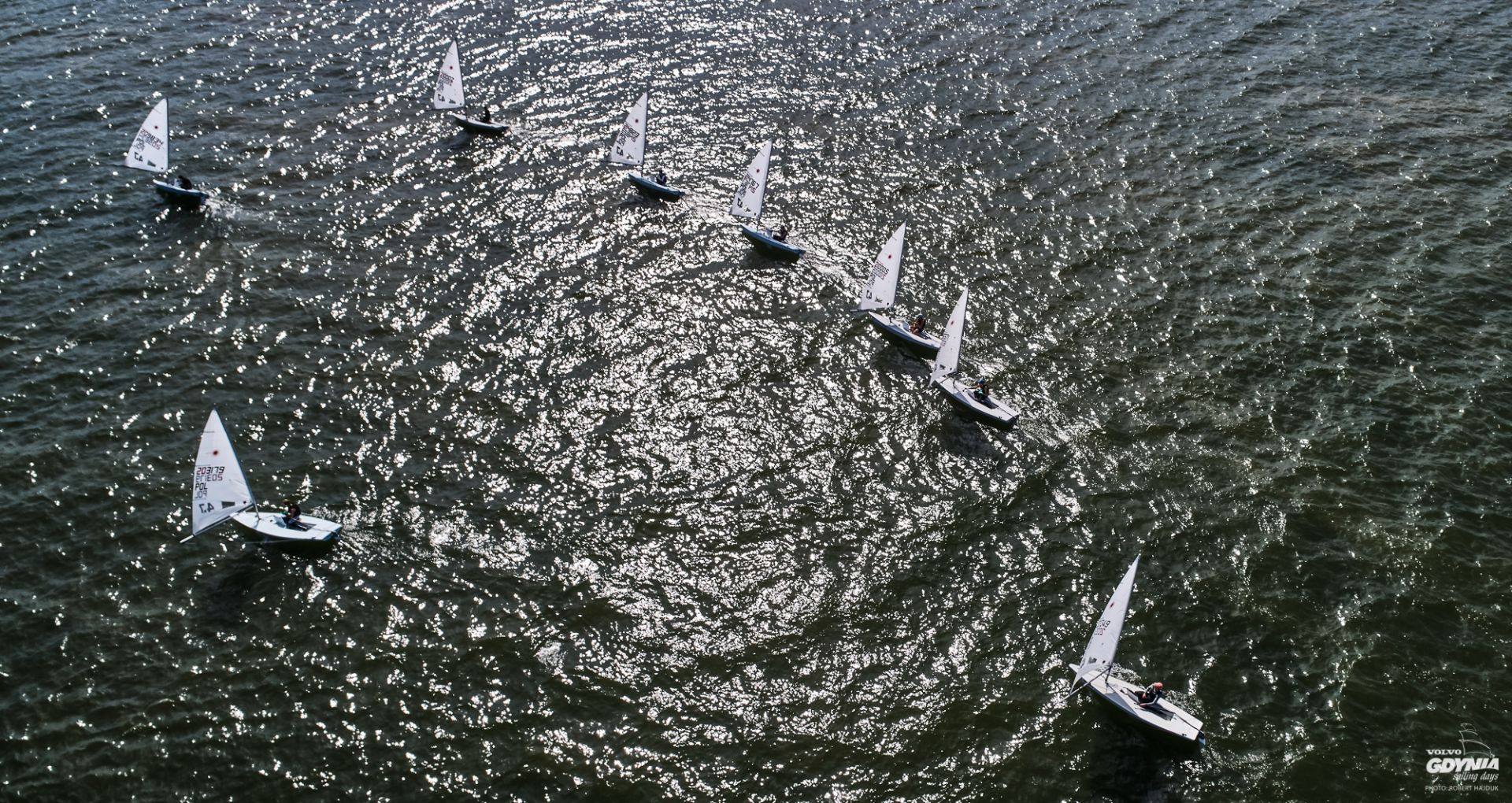 żaglówki na wodzie zdjęcie z lotu ptaka 