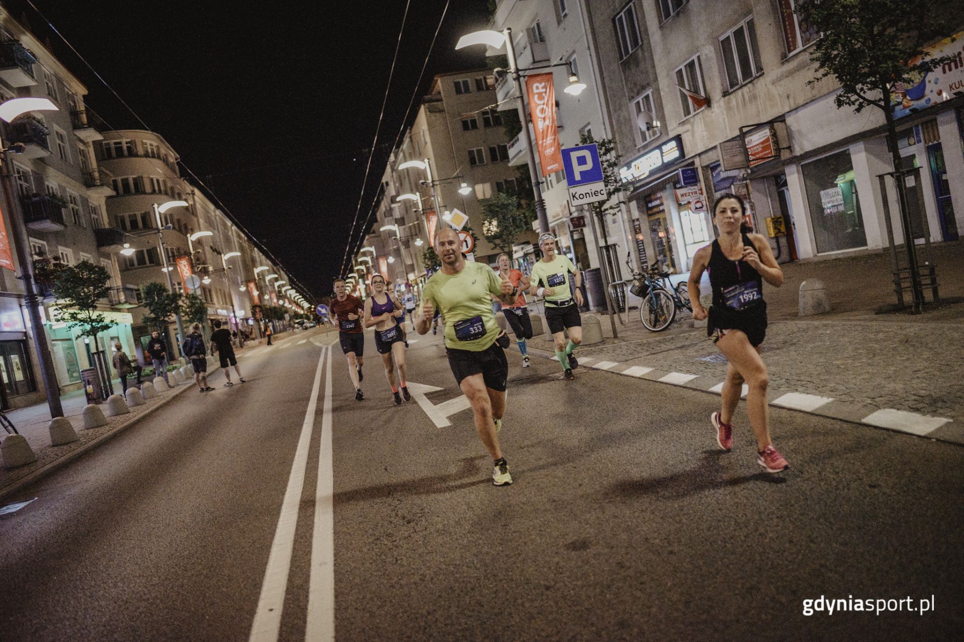 biegacze w trakcie nocnego biegu 