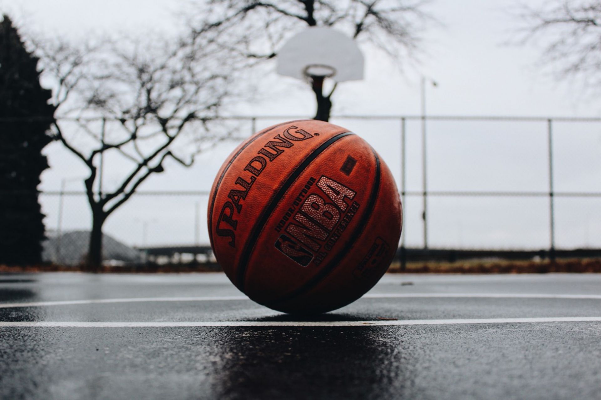 Piłka koszykowa na boisku ulicznym 