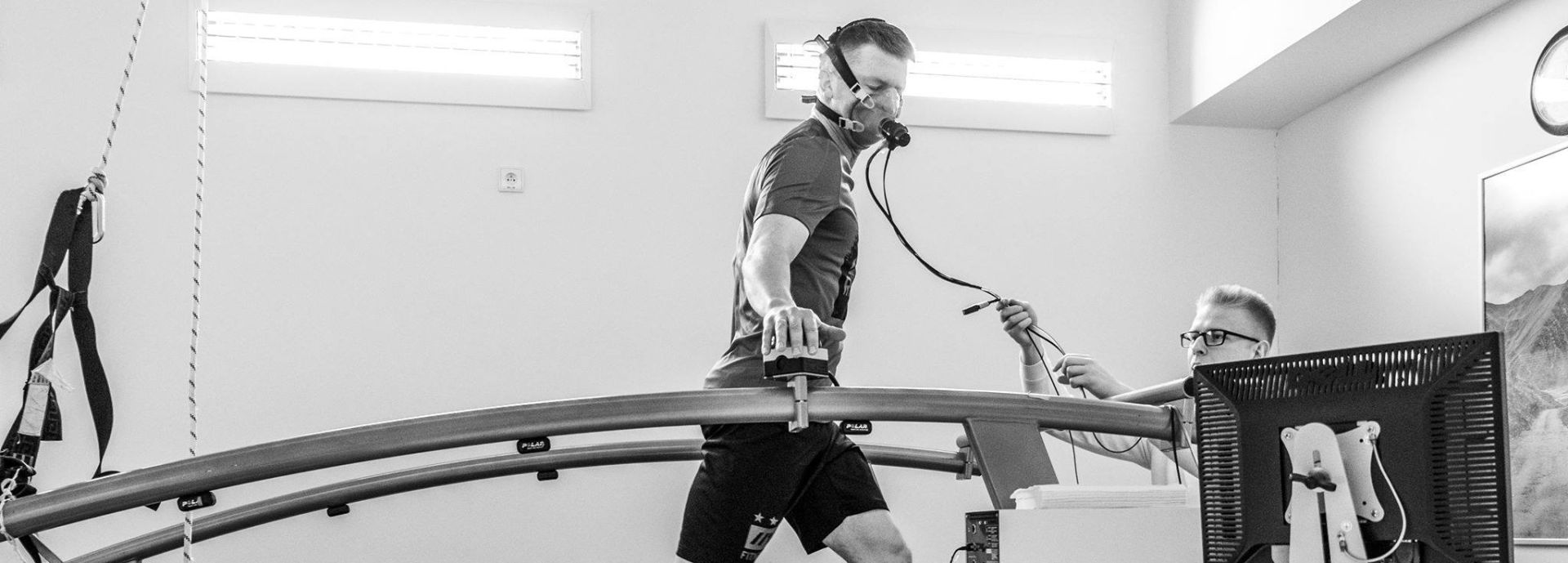 Biegacz w trakcie badania na bieżni mechanicznej