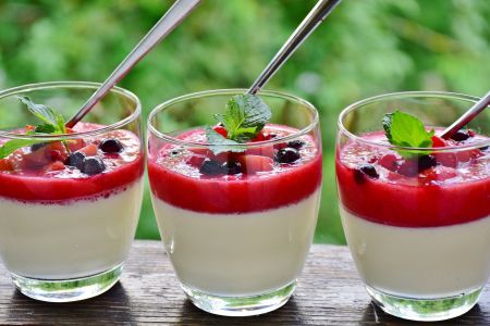 3 desery panna cotta z owocami
