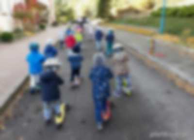 Dzieci jadące do przedszkola na rowerkach