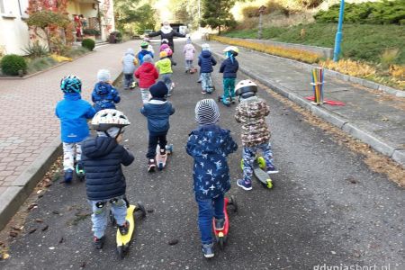 Dzieci jadące do przedszkola na rowerkach