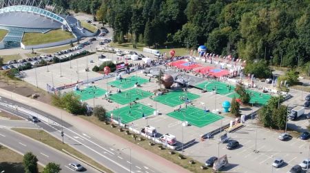 Zielone boiska koszykarskie zbudowane na parkingu przy Gdynia Arenie z lotu ptaka