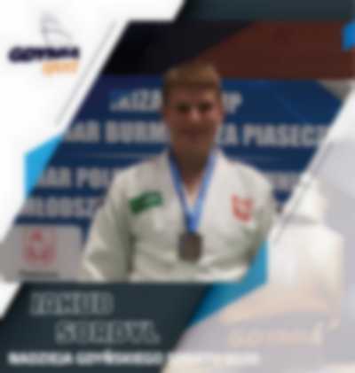Na zdjęciu znajduje się Jakub Sordyl z medalem oraz w uniformie reprezentacji Polski