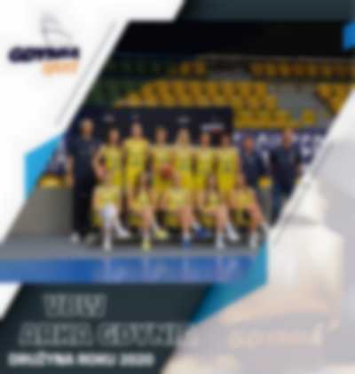 Na zdjęciu widoczna jest cała drużyna VBW Arki Gdynia pozująca do wspólnego zdjęcia na tle trybun oraz ścianki "Gdynia Sport"