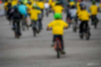 młodzi rowerzyści jadący do szkoły