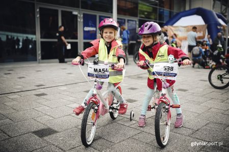 Dziewczynki na rowerach