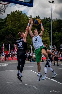 zawodnik rzucający piłkę do kosza podczas turnieju Energa 3x3