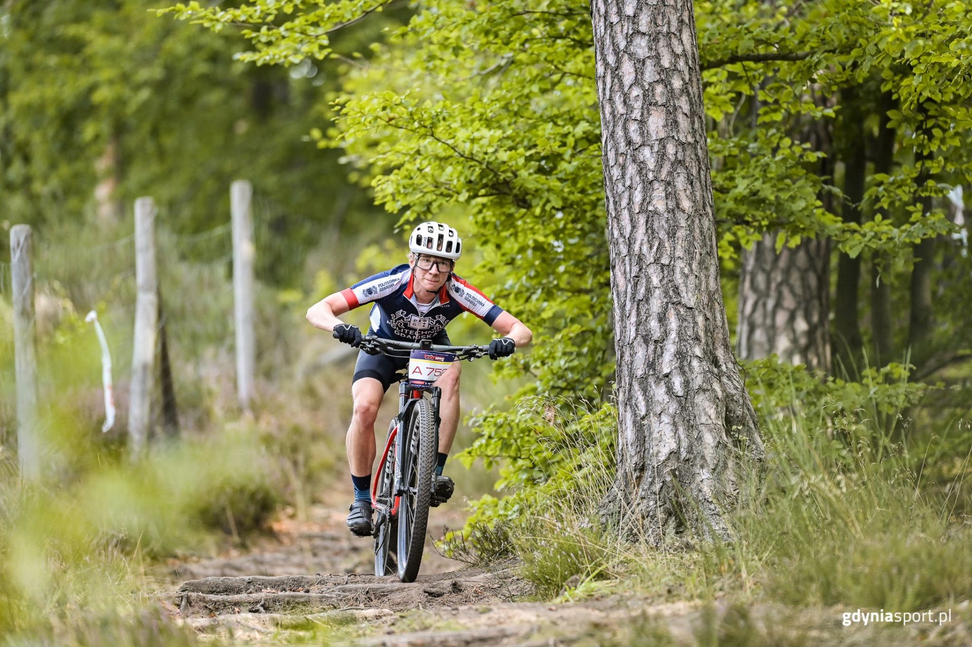 rowerzysta na zawodach w lesie 