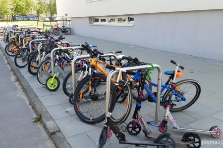 rowery przed szkołą
