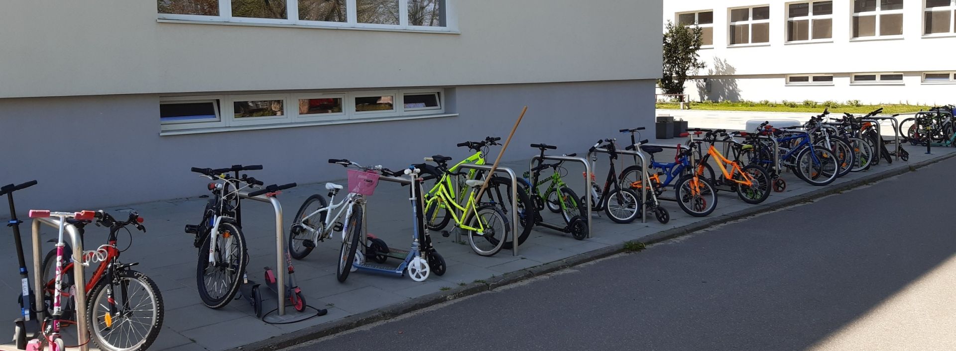 uczestnicy przed szkołą