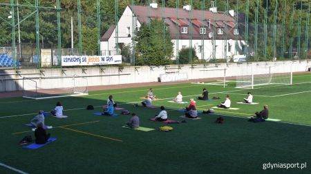 ludzie uprawiający jogę na Narodowym Stadionie Rugby